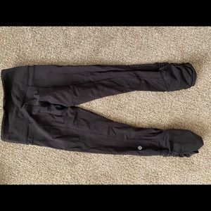 Black lilulemon leggings.